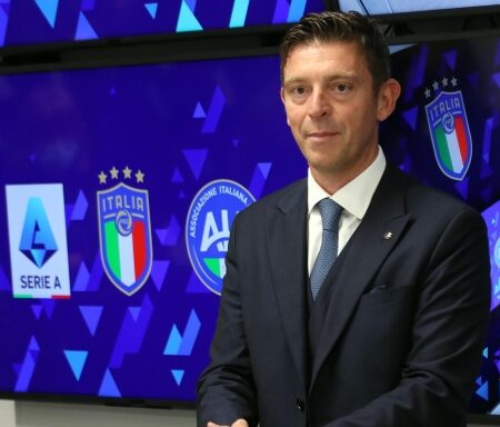 Var spiegata in diretta? Gli arbitri si allenano a parlare ai tifosi: casse da concerto in campo