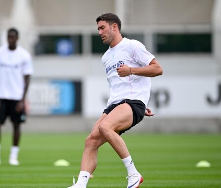 Vlahovic, la Juve pressa per una soluzione. Lui aspetta il Milan. Le grandi manovre d'agosto…