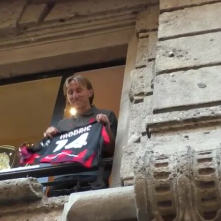 "Luka, Luka!": Modric al balcone, tifosi rossoneri in delirio