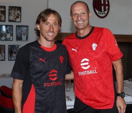 Modric debutta a Milanello, subito a colloquio con Allegri. Il Milan: "Maestro"