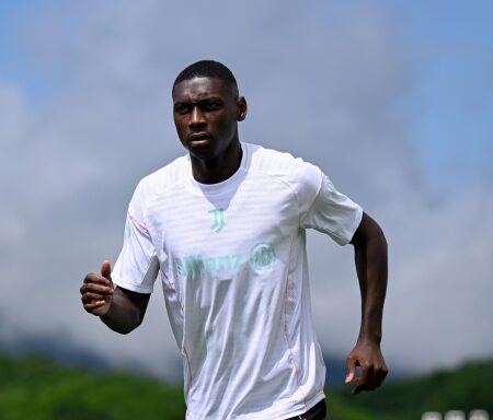 Kolo Muani si allena da solo e aspetta la Juve. Ma c'è sempre l'ostacolo Vlahovic