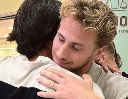 Verreth, l'affetto dei compagni: tutta la squadra lo accoglie all'aeroporto al rientro a Bari