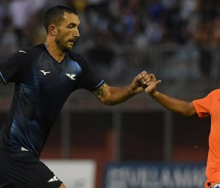 Più calci che calcio: la Lazio batte 2-0 l'Atromitos con Noslin e Pedro. Espulso Castellanos