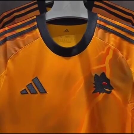 Roma, la seconda maglia è… "colorata" da fulmini: il video