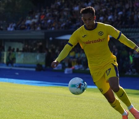 Verona, infortunio per Giovane: l’attaccante esce zoppicando