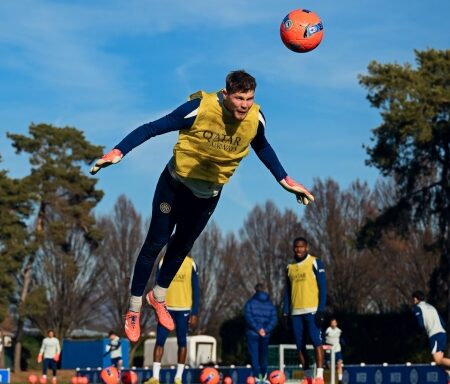 Martinez in porta contro il Bologna: riprende la sfida con Sommer