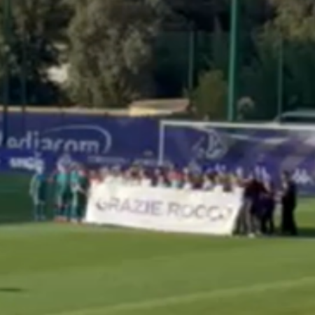 Fiorentina Women in campo con lutto al braccio per Rocco Commisso