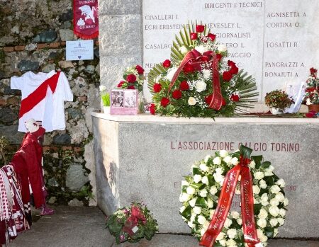 Il Benfica di Mourinho rende omaggio al Grande Torino a Superga