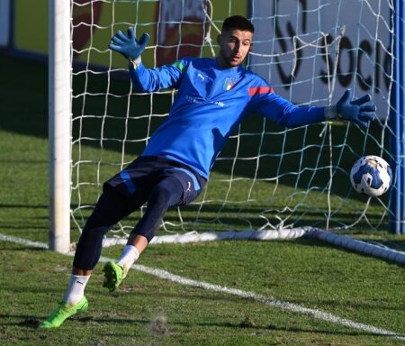 Vicario si unisce al ritiro azzurro nonostante l’infortunio