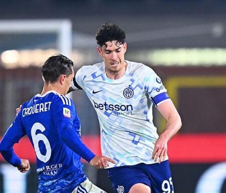 Bastoni fischiato ancora: da Lecce a Como, il coro non cambia