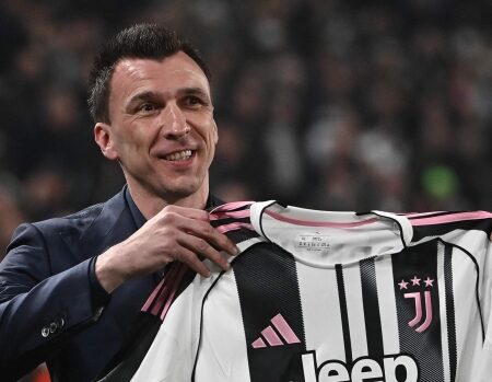 Mandzukic accolto con entusiasmo allo Stadium prima di Juve-Pisa