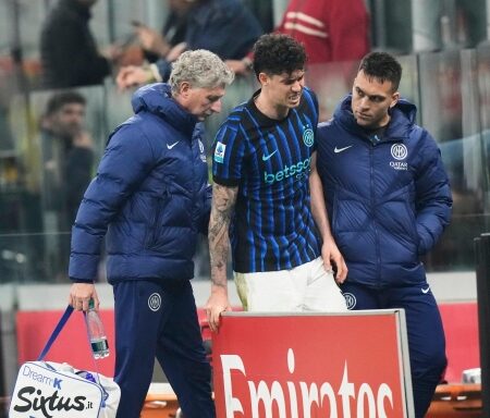 Bastoni: derby da incubo tra fischi e infortunio, rivalutazione in 48 ore