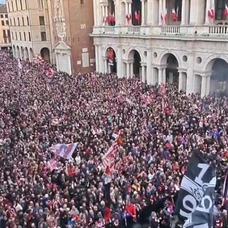 Vicenza celebra il ritorno in Serie B con migliaia di tifosi