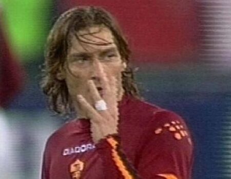 Gesti iconici: da Totti a Barella, il quattro che fa storia