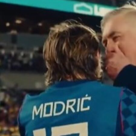 Ancelotti scherza con Modric dopo l’amichevole Brasile-Croazia