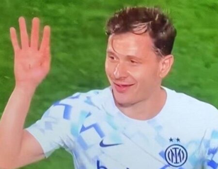 Barella provoca i tifosi: fischi e saluto provocatorio a Como