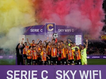 Cavese trionfa, Benevento in festa e crollo del Catania