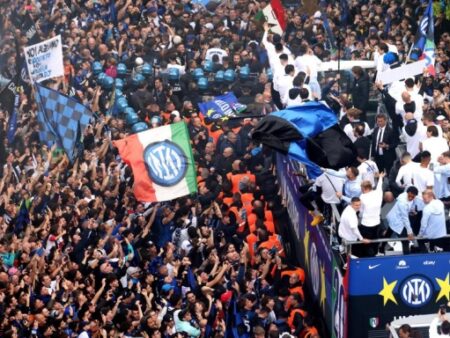 Festa dell’Inter: il pullman scoperto verso piazza Duomo