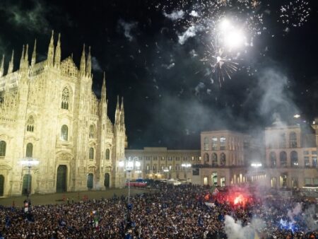 Festa dell’Inter: i giocatori celebrano in bus a Milano