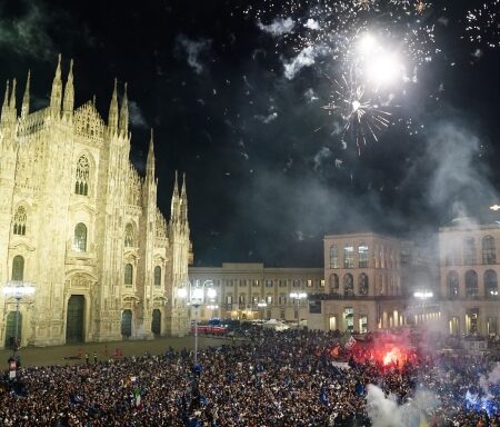 Festa dell’Inter: i giocatori celebrano in bus a Milano